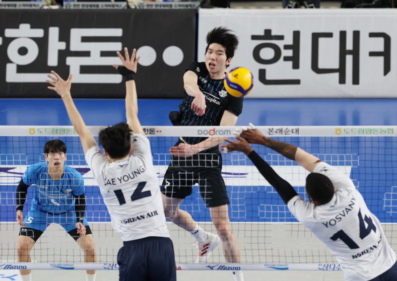 18일 오후 충남 천안시 유관순체육관에서 열린 남자 프로배구 '도드람 2024-2025 V리그' 현대캐피탈과 대한항공의 경기에서 현대캐피탈 허수봉이 스파이크 공격을 하고 있다. 2025.2.18/뉴스1 ⓒ News1 김영운 기자
