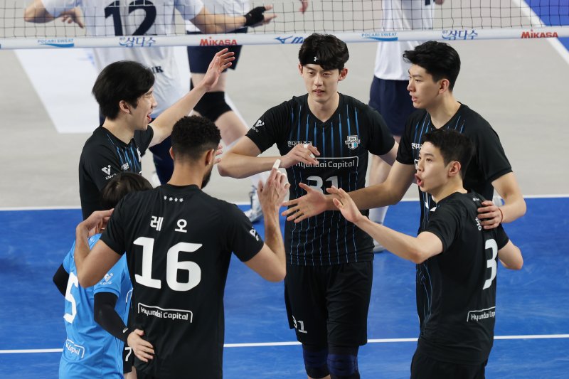 18일 오후 충남 천안시 유관순체육관에서 열린 남자 프로배구 '도드람 2024-2025 V리그' 현대캐피탈과 대한항공의 경기에서 현대캐피탈 선수들이 득점에 성공한 뒤 기뻐하고 있다. 2025.2.18/뉴스1 ⓒ News1 김영운 기자