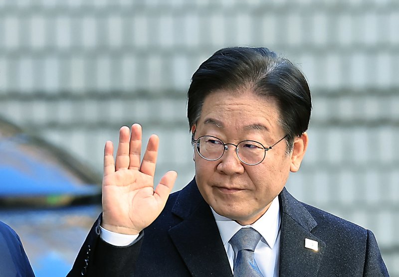 이재명 더불어민주당 대표가 18일 오전 서울 서초구 서초중앙로 서울중앙지방법원에서 열린 특정범죄 가중 처벌 등에 관한 법률 위반(뇌물) 등 공판에 출석하고 있다. 2025.2.18/뉴스1 ⓒ News1 박정호 기자