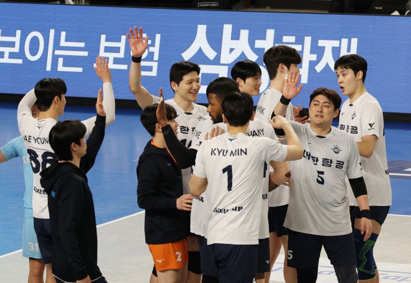 18일 오후 충남 천안시 유관순체육관에서 열린 남자 프로배구 '도드람 2024-2025 V리그' 현대캐피탈과 대한항공의 경기에서 세트 스코어 3대1로 승리한 대한항공 선수들이 기쁨을 나누고 있다. 2025.2.18/뉴스1 ⓒ News1 김영운 기자