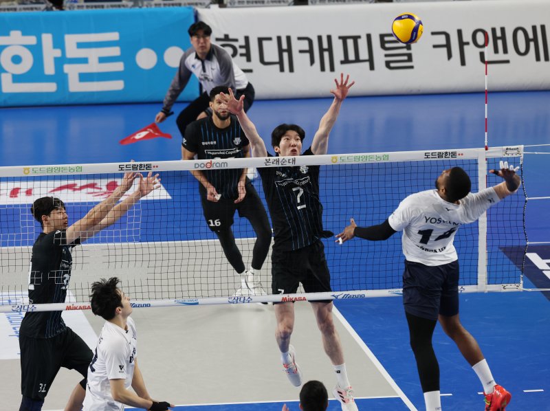 18일 오후 충남 천안시 유관순체육관에서 열린 남자 프로배구 '도드람 2024-2025 V리그' 현대캐피탈과 대한항공의 경기에서 현대캐피탈 허수봉이 블로킹을 하고 있다. 2025.2.18/뉴스1 ⓒ News1 김영운 기자