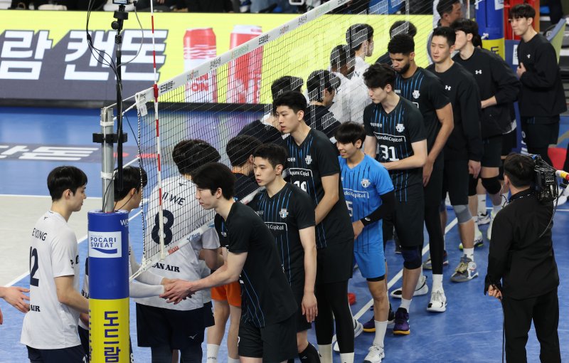18일 오후 충남 천안시 유관순체육관에서 열린 남자 프로배구 '도드람 2024-2025 V리그' 현대캐피탈과 대한항공의 경기에서 세트 스코어 3대1로 승리한 대한항공 선수들이 현대캐피탈 선수들과 인사를 하고 있다. 2025.2.18/뉴스1 ⓒ News1 김영운 기자