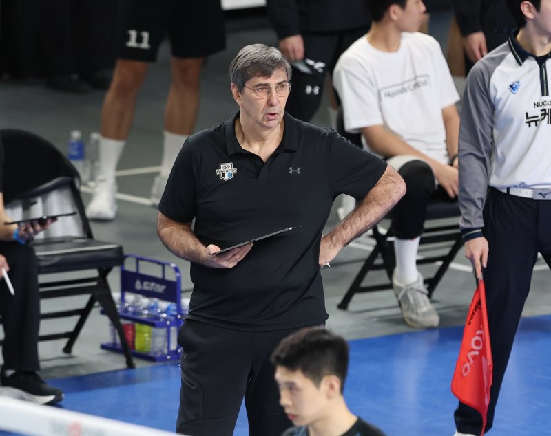 18일 오후 충남 천안시 유관순체육관에서 열린 남자 프로배구 '도드람 2024-2025 V리그' 현대캐피탈과 대한항공의 경기에서 현대캐피탈 필립 블랑 감독이 경기를 지켜보고 있다. 2025.2.18/뉴스1 ⓒ News1 김영운 기자