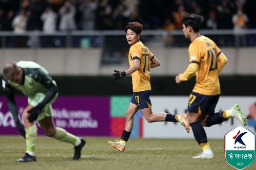 기뻐하는 오후성(가운데) (출처=연합뉴스)