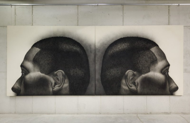 목탄을 인물 표현으로 실험한 초기작. 〈저 너머(Beyond There)〉_ 2001_캔버스에 목탄_181 × 454cm *재판매 및 DB 금지