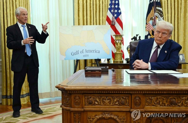 트럼프 미국 대통령과 그의 경제책사 나바로 (출처=연합뉴스)