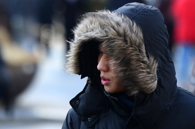 한 시민의 옷이 강한 바람에 날리고 있다. (사진은 기사 내용과 무관함) / 뉴스1 ⓒ News1