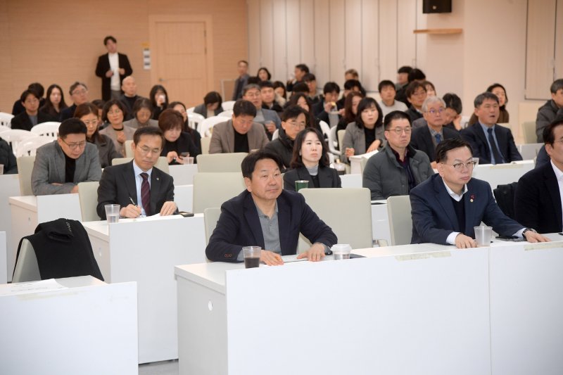 강기정 광주시장이 17일 시청 중회의실에서 열린 제10회 정책포럼에 참석해 김영익 서강대학교 경제대학원 겸임교수의 '트럼프 2기의 글로벌 경제 전망과 대응'이란 내용의 기조강연을 경청하고 있다.(광주시 제공. 재판매 및 DB 금지)2025.2.18/뉴스1