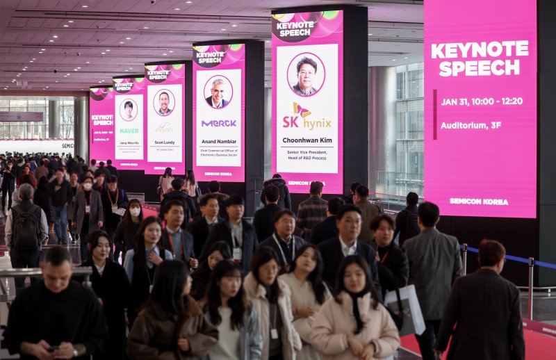 [서울=뉴시스] 김진아 기자 = 31일 서울 강남구 코엑스가 '세미콘 코리아 2024' 관람객들로 북적이고 있다. 2024.01.31. bluesoda@newsis.com