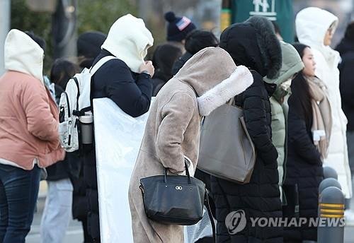 '몸 움츠러드는 한파' (출처=연합뉴스)