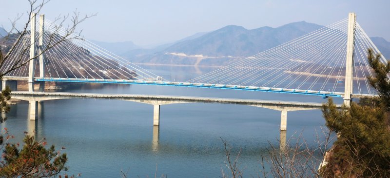 뱀 모양을 연상케 하는 구불구불한 옛 청풍대교(아래)와 반듯한 상판 곡선을 보여주고 있는 신 청풍대교(위).(재판매 및 DB금지)/2025.2.17/뉴스1 ⓒ News1 손도언 기자