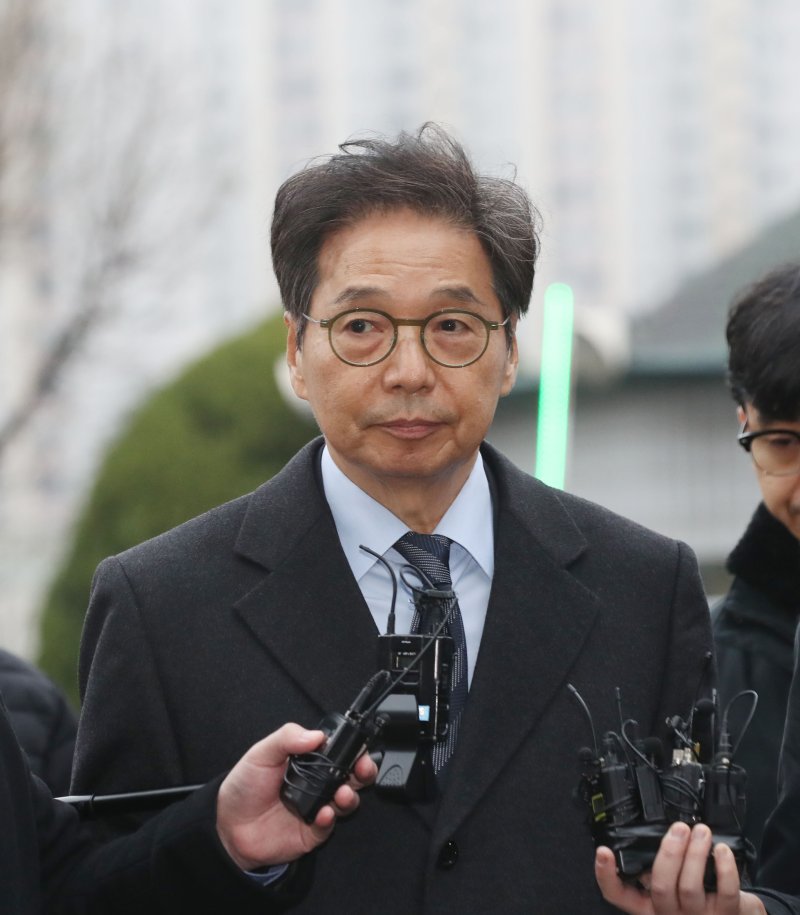 박영우 대유위니아 그룹 회장이 19일 오전 경기 성남시 수정구 수원지방법원 성남지원에서 구속 전 피의자심문(영장실질심사)을 받기 위해 법정으로 향하고 있다. 2024.2.19/뉴스1 ⓒ News1 김영운 기자