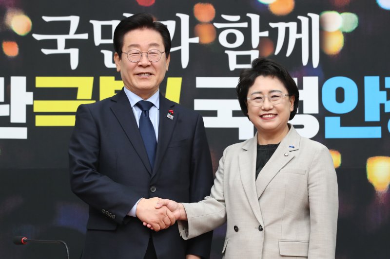 이재명 더불어민주당 대표와 김선민 조국혁신당 대표 권한대행이 18일 오전 서울 여의도 국회에서 만나 악수하고 있다. 2024.12.18/뉴스1 ⓒ News1 이광호 기자