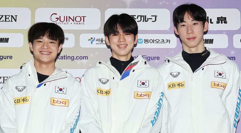 피겨 대표팀 김현겸(왼쪽부터), 차준환, 이시형이 18일 오후 서울 양천구 목동 아이스링크 프레스센터에서 열린 2025 ISU 사대륙 피겨스케이팅 선수권대회 한국 선수단 미디어데이에 참석해 기념 촬영을 하고 있다. 2025.2.18/뉴스1 ⓒ News1 김진환 기자