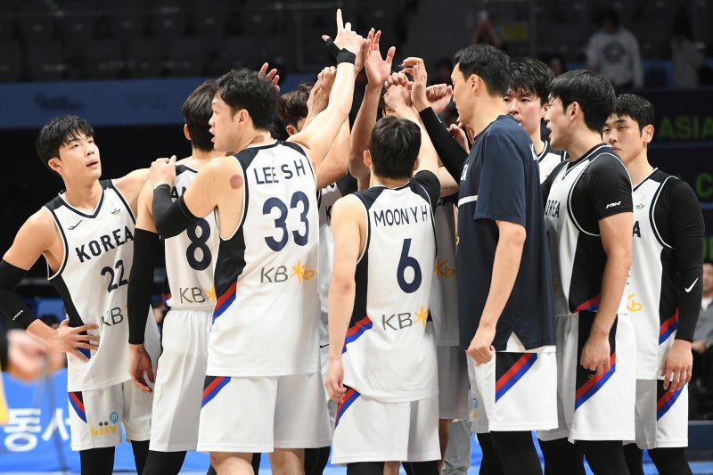 21일 고양소노아레나에서 열린 2025 국제농구연맹(FIBA) 아시아컵 예선 3차전 한국과 인도네시아의 경기에서 한국 선수들이 하이파이브를 하고 있다. 2024.11.21/뉴스1 ⓒ News1 김명섭 기자