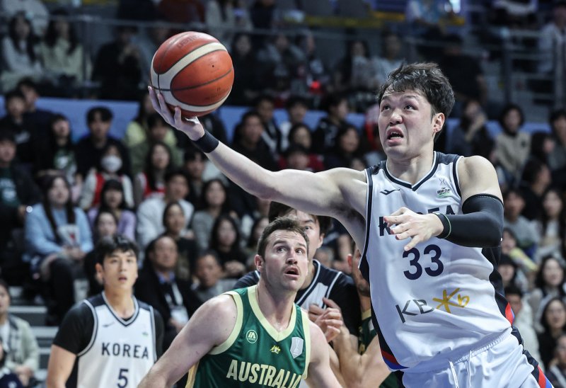 24일 오후 경기도 고양시 일산서구 고양소노아레나에서 열린 2025 국제농구연맹(FIBA) 아시아컵 예선 4차전 대한민국과 호주의 경기에서 이승현이 골밑슛을 시도하고 있다. 2024.11.24/뉴스1 ⓒ News1 이재명 기자