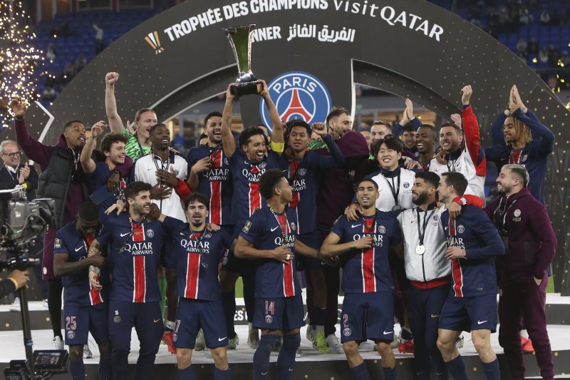 [도하=AP/뉴시스] 이강인을 비롯한 파리 생제르맹(PSG) 선수들이 지난달 5일(현지시각) 카타르 도하의 스타디움 974에서 열린 '2024 트로페 데 샹피옹'(프랑스 슈퍼컵) 정상에 올라 트로피를 들고 환호하고 있다. PSG는 결승전에서 후반 추가 시간 터진 우스만 뎀벨레의 결승 골로 AS 모나코를 1-0으로 꺾고 통산 13번째 정상에 올랐다. 이날 선발 출전한 이강인은 67분을 소화하면서 PSG 입단 이후 4번째 우승컵을 안았다. 2025.01.06.