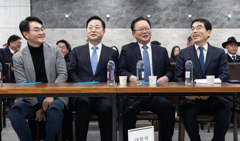 김부겸 전 국무총리와 박용진, 김두관, 양기대 전 의원이 18일 오후 경기도 광명시 일직동 광명역사컨벤션웨딩홀에서 열린 비명(비이재명)계 주도의 야권 대선주자 연대 플랫폼 '희망과 대안' 포럼 창립식에서 미소를 짓고 있다. 2025.2.18/뉴스1 ⓒ News1 이재명 기자