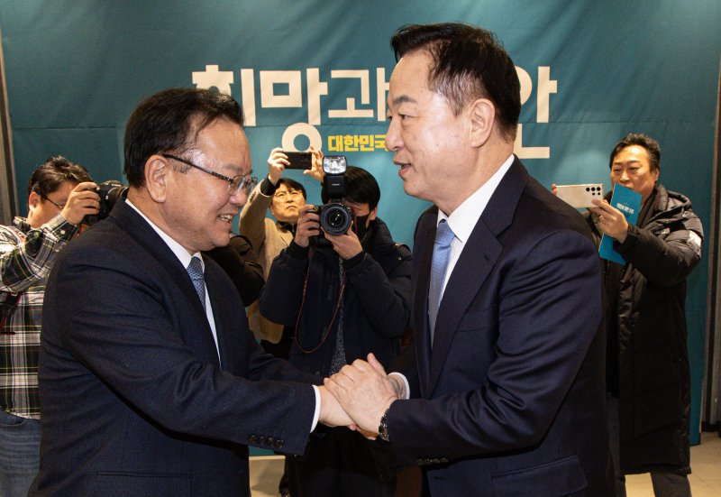 김부겸 전 국무총리(왼쪽)와 김두관 전 민주당 의원이 18일 오후 경기도 광명시 일직동 광명역사컨벤션웨딩홀에서 열린 비명(비이재명)계 주도의 야권 대선주자 연대 플랫폼 '희망과 대안' 포럼 창립식에서 만나 악수하고 있다. 2025.2.18/뉴스1 ⓒ News1 이재명 기자