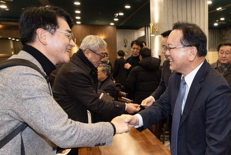 김부겸 전 국무총리(오른쪽)와 박용진 전 민주당 의원이 18일 오후 경기도 광명시 일직동 광명역사컨벤션웨딩홀에서 열린 비명(비이재명)계 주도의 야권 대선주자 연대 플랫폼 '희망과 대안' 포럼 창립식에서 만나 악수하고 있다. 2025.2.18/뉴스1 ⓒ News1 이재명 기자