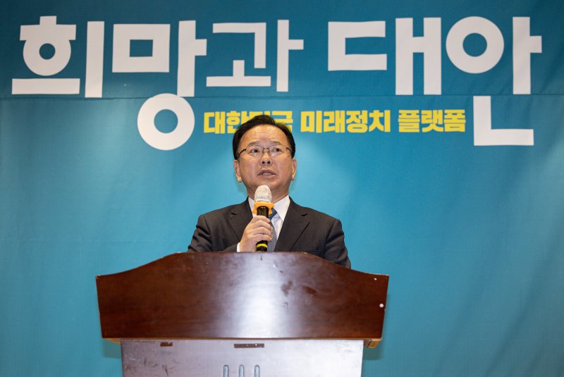 김부겸 전 국무총리가 18일 오후 경기도 광명시 일직동 광명역사컨벤션웨딩홀에서 열린 비명(비이재명)계 주도의 야권 대선주자 연대 플랫폼 '희망과 대안' 포럼 창립식에서 축사를 하고 있다. 2025.2.18/뉴스1 ⓒ News1 이재명 기자