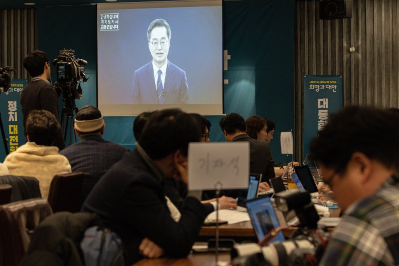 18일 오후 경기도 광명시 일직동 광명역사컨벤션웨딩홀에서 열린 비명(비이재명)계 주도의 야권 대선주자 연대 플랫폼 '희망과 대안' 포럼 창립식에 김동연 경기도지사의 영상 축사가 상영되고 있다. 2025.2.18/뉴스1 ⓒ News1 이재명 기자