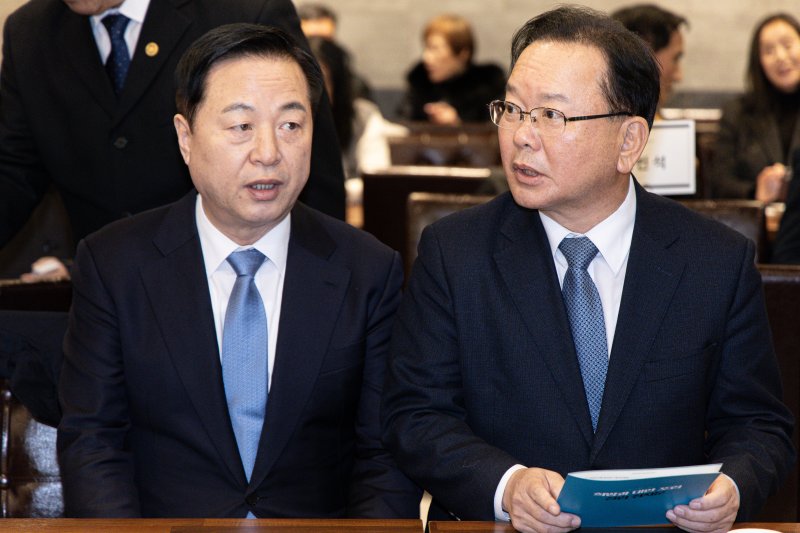 김부겸 전 국무총리(오른쪽)과 김두관 전 민주당 의원이 18일 오후 경기도 광명시 일직동 광명역사컨벤션웨딩홀에서 열린 비명(비이재명)계 주도의 야권 대선주자 연대 플랫폼 '희망과 대안' 포럼 창립식에서 대화를 하고 있다. 2025.2.18/뉴스1 ⓒ News1 이재명 기자