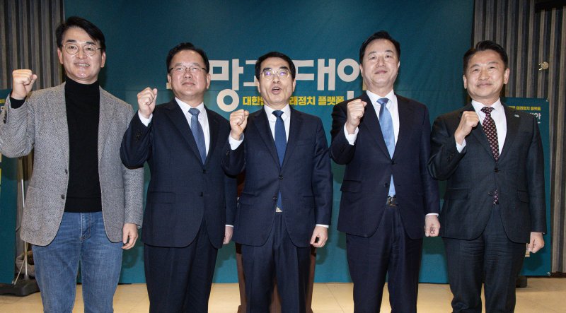 김부겸 전 국무총리와 박용진, 양기대, 김두관 전 민주당 의원, 고영인 경기도 경제부지사가 18일 오후 경기도 광명시 일직동 광명역사컨벤션웨딩홀에서 열린 비명(비이재명)계 주도의 야권 대선주자 연대 플랫폼 '희망과 대안' 포럼 창립식에 앞서 기념촬영을 하고 있다. 2025.2.18/뉴스1 ⓒ News1 이재명 기자