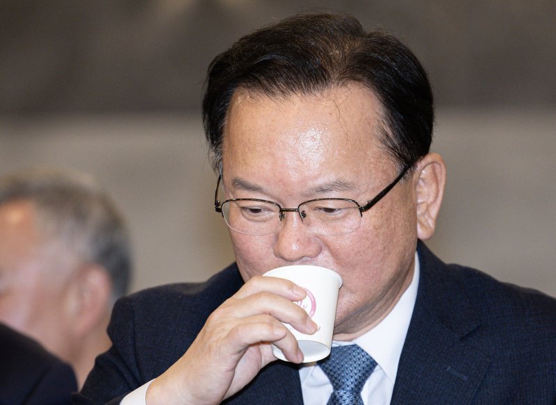 김부겸 전 국무총리가 18일 오후 경기도 광명시 일직동 광명역사컨벤션웨딩홀에서 열린 비명(비이재명)계 주도의 야권 대선주자 연대 플랫폼 '희망과 대안' 포럼 창립식에서 물을 마시고 있다. 2025.2.18/뉴스1 ⓒ News1 이재명 기자