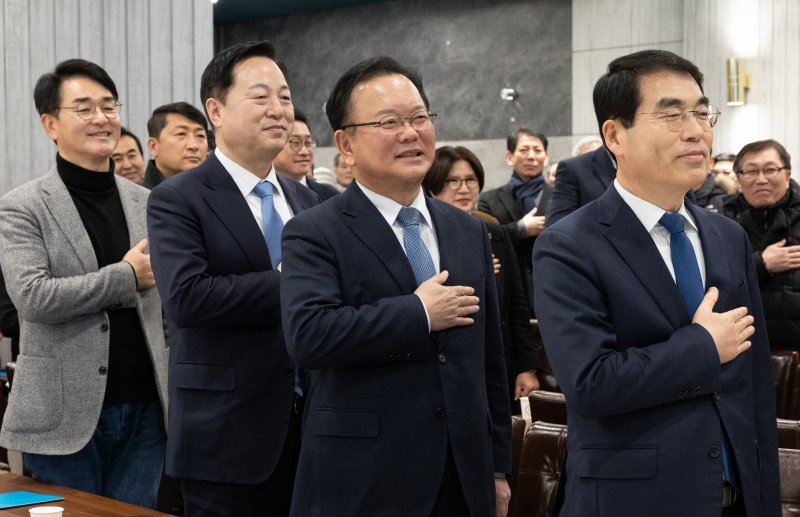 김부겸 전 국무총리와 박용진, 김두관, 양기대 전 의원이 18일 오후 경기도 광명시 일직동 광명역사컨벤션웨딩홀에서 열린 비명(비이재명)계 주도의 야권 대선주자 연대 플랫폼 '희망과 대안' 포럼 창립식에서 국민의례를 하고 있다. 2025.2.18/뉴스1 ⓒ News1 이재명 기자