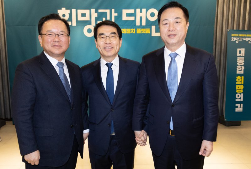 김부겸 전 국무총리와 '초일화' 간사인 양기대 전 민주당 의원, 김두관 전 의원이 18일 오후 경기도 광명시 일직동 광명역사컨벤션웨딩홀에서 열린 비명(비이재명)계 주도의 야권 대선주자 연대 플랫폼 '희망과 대안' 포럼 창립식에 앞서 기념촬영을 하고 있다. 2025.2.18/뉴스1 ⓒ News1 이재명 기자