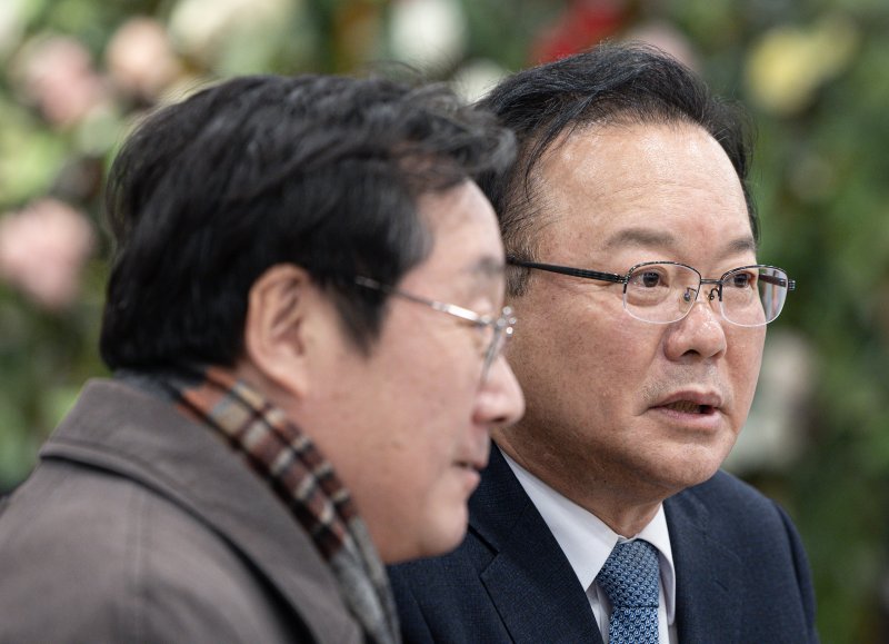 김부겸 전 국무총리가 18일 오후 경기도 광명시 일직동 광명역사컨벤션웨딩홀에서 열린 비명(비이재명)계 주도의 야권 대선주자 연대 플랫폼 '희망과 대안' 포럼 창립식에서 대화를 하고 있다. 2025.2.18/뉴스1 ⓒ News1 이재명 기자