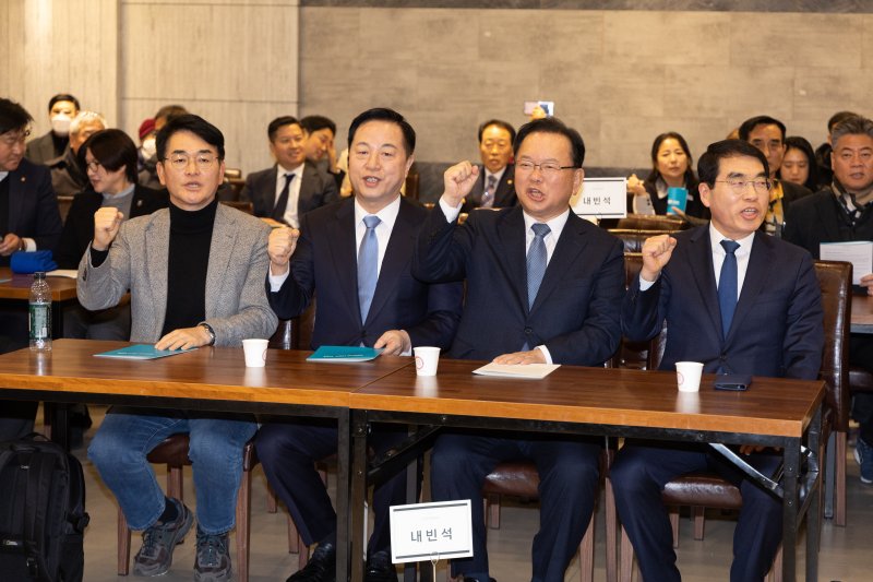 김부겸 전 국무총리와 양기대, 김두관, 박용진 전 민주당 의원이 18일 오후 경기도 광명시 일직동 광명역사컨벤션웨딩홀에서 열린 비명(비이재명)계 주도의 야권 대선주자 연대 플랫폼 '희망과 대안' 포럼 창립식에서 구호를 외치고 있다. 2025.2.18/뉴스1 ⓒ News1 이재명 기자