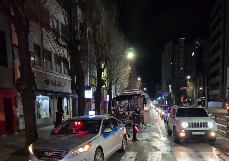 [진주=뉴시스]18일 오후10시 6분께 경남 진주시 강남동 진주교 앞 사거리에서 택시와 시외버스2대가 연달아 추돌했다.(사진=독자 제공).2025.02.19.photo@newsis.com *재판매 및 DB 금지