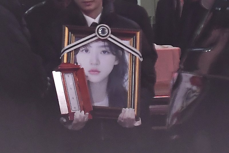 19일 오전 서울 송파구 서울아산병원 장례식장에서 열린 발인식에서 배우 김새론의 영정과 위패가 운구차로 옮겨지고 있다. 공동취재. 연합뉴스