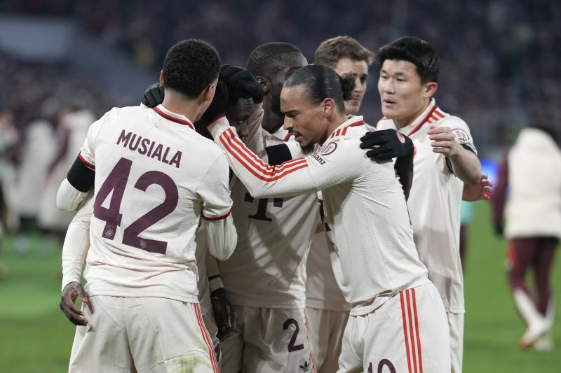 [뮌헨=AP/뉴시스] 독일 프로축구 분데스리가 바이에른 뮌헨의 김민재(맨 오른쪽)와 선수들. 2025. 2. 18.
