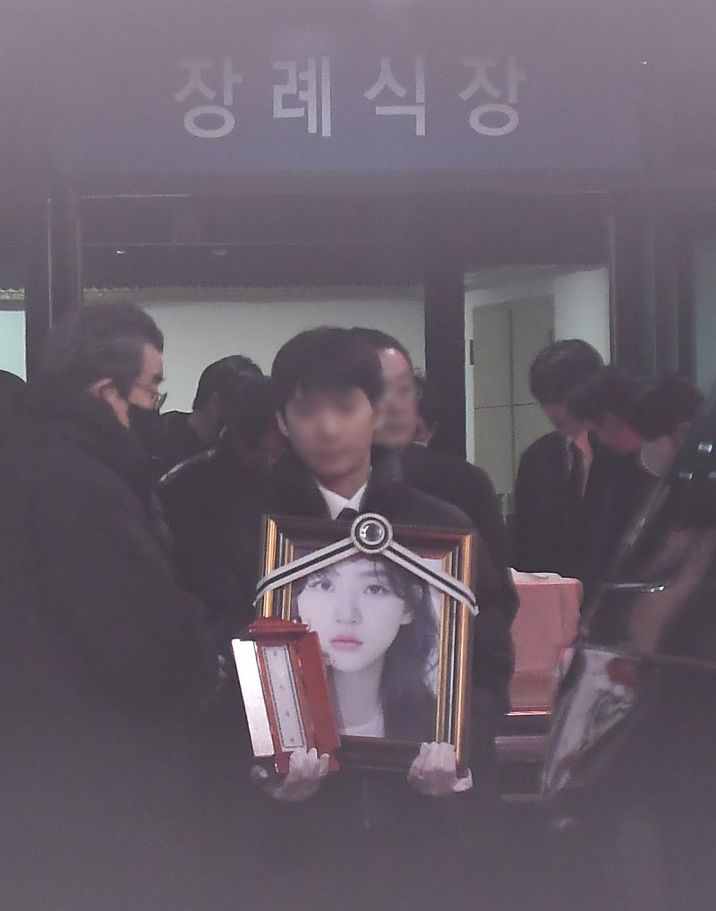 [서울=뉴시스] 김혜진 기자 = 19일 오전 서울 송파구 아산병원 장례식장에서 고(故) 김새론의 발인이 엄수되고 있다. (공동취재) 2024.02.19. jini@newsis.com