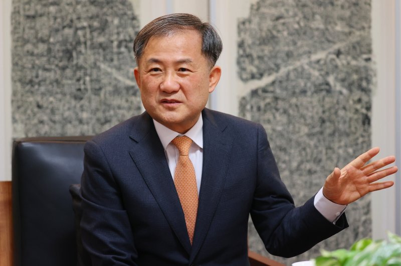 인터뷰하는 김재홍 관장 (출처=연합뉴스)