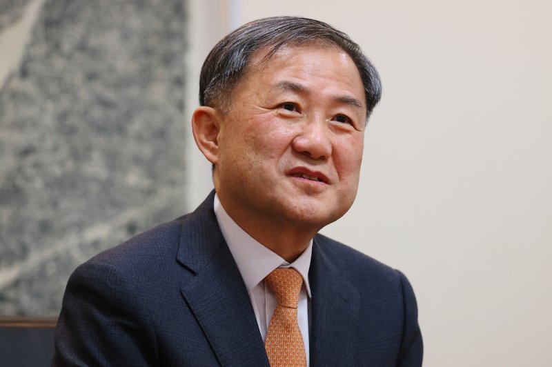 인터뷰하는 김재홍 관장 (출처=연합뉴스)