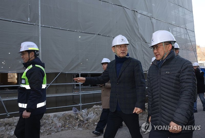 국립중앙박물관 보존과학센터 공사 현장 찾은 유인촌 장관 (출처=연합뉴스)