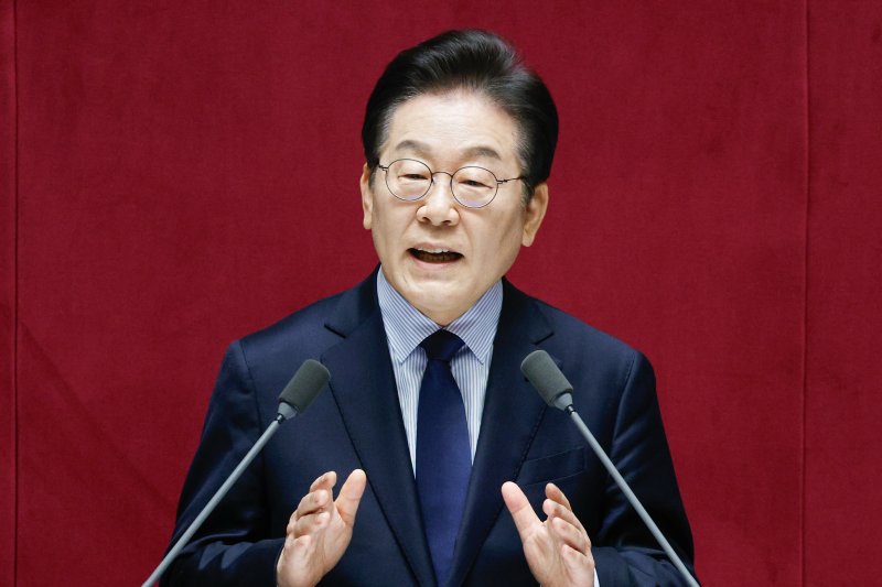 이재명 더불어민주당 대표가 10일 서울 여의도 국회 본회의장에서 '회복과 성장'을 주제로 제422회 국회(임시회) 교섭단체 대표연설을 하고 있다. 2025.2.10/뉴스1 ⓒ News1 안은나 기자