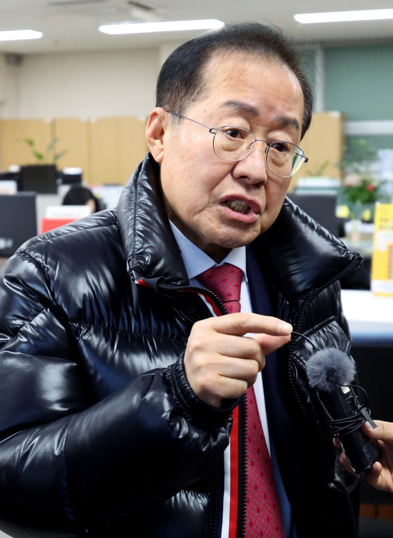 [대구=뉴시스] 이무열 기자 = 홍준표 대구시장이 14일 오전 대구 남구 행정복지센터에서 모바일 주민등록증 발급을 마친 뒤 취재진의 질문에 답하고 있다. 2025.02.14. lmy@newsis.com