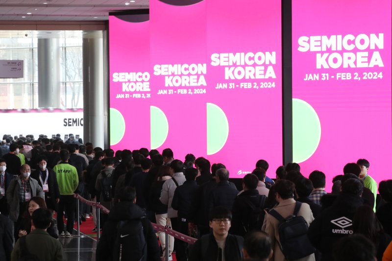 지난해 1월31일 서울 강남구 삼성동 코엑스에서 열린 반도체 박람회 '세미콘 코리아2024'를 찾은 관람객들이 길게 줄지어 입장하고 있다. 2024.1.31/뉴스1 ⓒ News1 이광호 기자