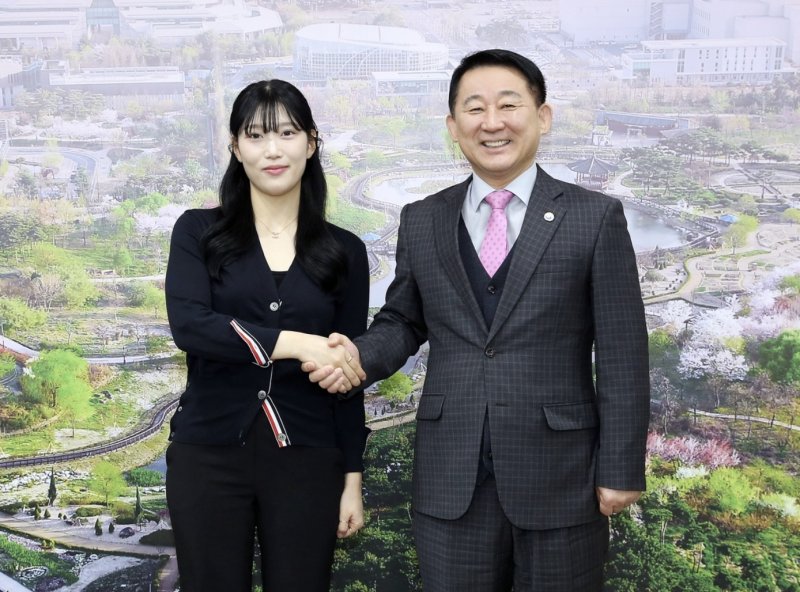 서철모 서구청장(오른쪽)이 고 조천형 상사의 딸 조시은 해군사관후보생을 초청, 격려한뒤 기념사진을 찍고있다.(서구청 제공, 재판매 및 DB금지) /뉴스1