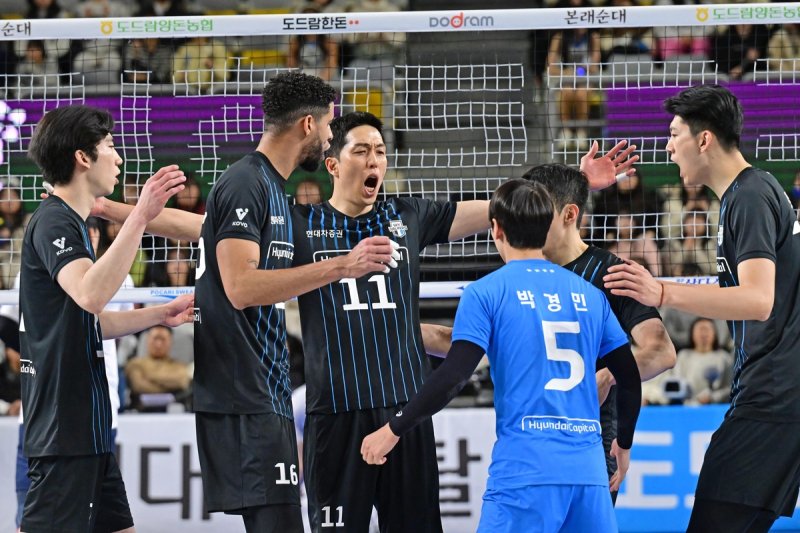 득점 후 기뻐하는 현대캐피탈 선수들 (출처=연합뉴스)