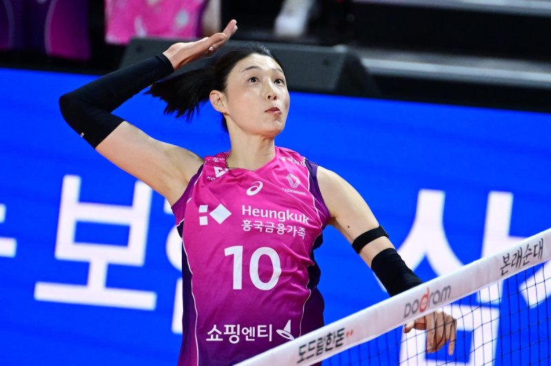 스파이크하는 흥국생명의 김연경 (출처=연합뉴스)