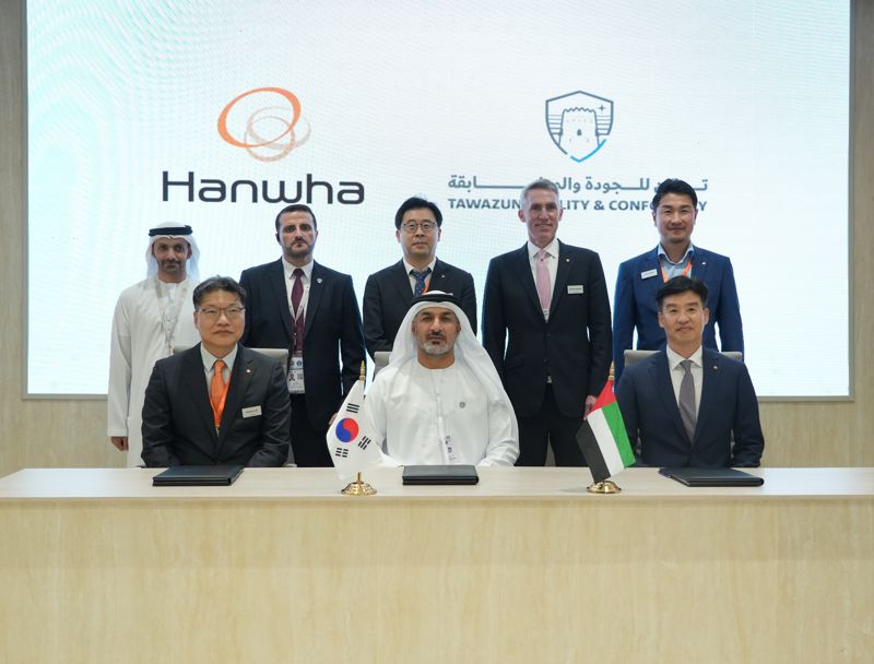 오계환 한화에어로스페이스 중동법인장, 칼리드 모하메드 알 카비 TQC 최고경영자(CEO), 박혁 한화시스템 DE사업부장(앞줄 왼쪽부터)이 18일(현지시간) 아랍에미리트 아부다비에서 진행 중인 중동 최대 방위산업 전시회 IDEX 2025에서 업무협약(MOU)을 체결한 뒤 관계자들과 기념촬영을 하고 있다. 한화시스템 제공