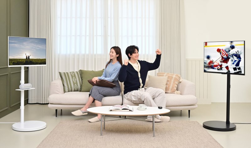 삼성전자 모델이 별도의 기기없이 인터넷만 연결되면 모니터에서 OTT와 같은 다양한 콘텐츠를 즐길 수 있는 삼성전자 스마트 모니터에 무빙스탠드를 결합한 무빙스타일을 체험하고 있다. (사진제공 = 삼성전자)