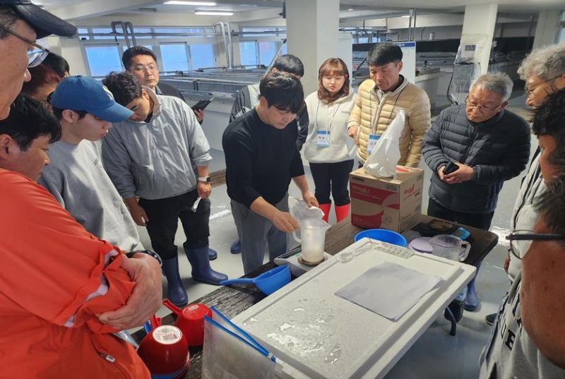 [서울=뉴시스] 2024년 친환경양식 기술교육 중급과정(양식장 실습교육). (사진=한국어촌어항공단 제공)