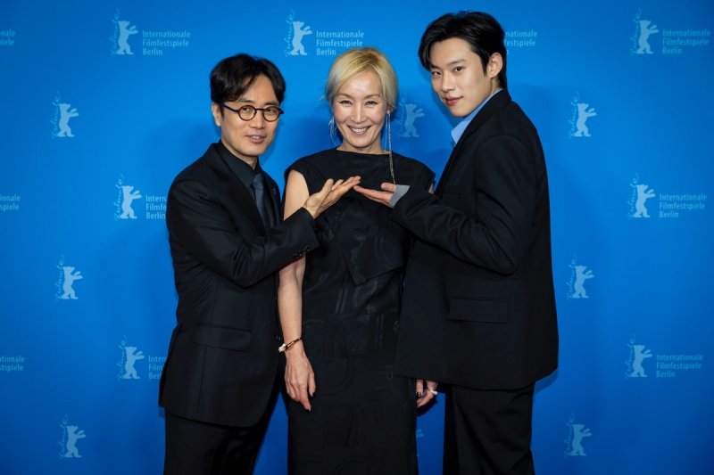 제75회 베를린국제영화제 참석한 영화 '파과' 주역들. 민규동 감독, 배우 이혜영, 김성철 (출처=연합뉴스)
